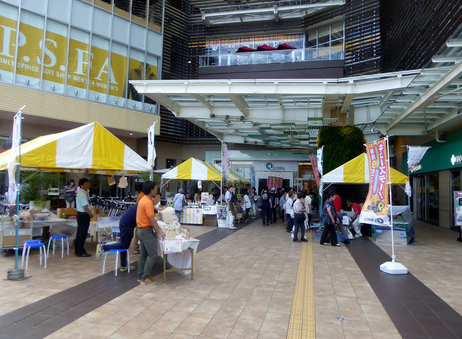 あまがさきキューズモールの入口前の広場